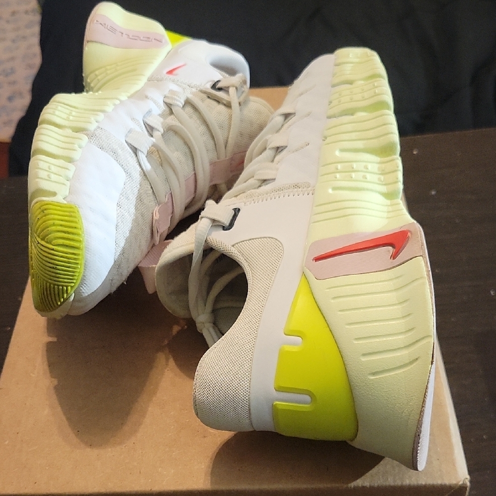 Nike Free Metcon 5 Barely Volt Pink Foam (Womens) Womens 8 EUC - Picture 8 of 11